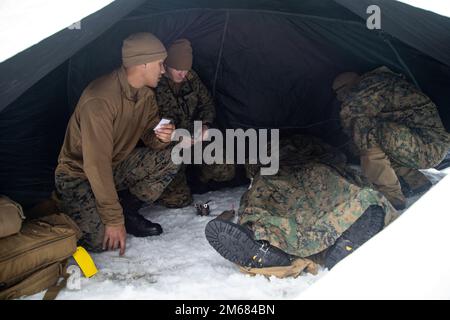 STATI UNITI Marines, con la 22nd Marine Expeditionary Unit, aspetta ulteriore assistenza medica durante le esercitazioni di evacuazione in caso di incidente, a Setermoen, Norvegia, 15 aprile 2022. STATI UNITI Marines e marinai si stanno allenando in Norvegia per rafforzare le relazioni tra la NATO e le forze alleate. Foto Stock