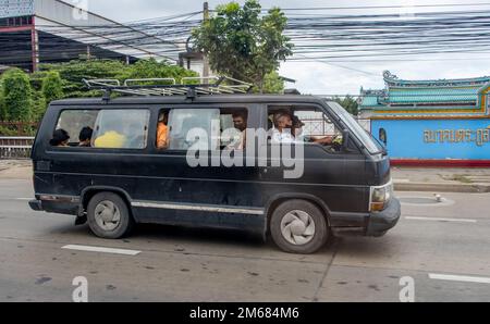 SAMUT PRAKAN, THAILANDIA, 21 2022 MAGGIO, Un minivan guida lungo la strada con persone all'interno Foto Stock