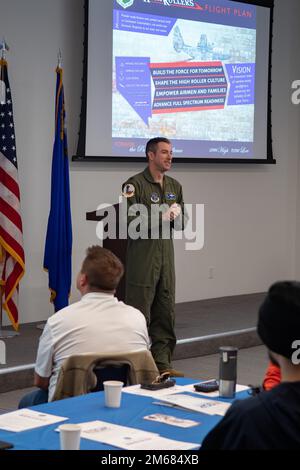 Jeremy Ford, 152nd Airlift Wing Commander, parla con i datori di lavoro della Grande Area Reno a seguito di un Employer Support della Guardia e Riserva (ESGR) Boss Lift, 15 aprile, 2022. Una delle priorità strategiche della Guardia Nazionale del Nevada è quella di essere impegnata e coinvolta con le comunità locali, e questi voli sono uno dei modi in cui gli “High Rollers” costruiscono il sostegno dei membri della Grande Area di Reno. Foto Stock