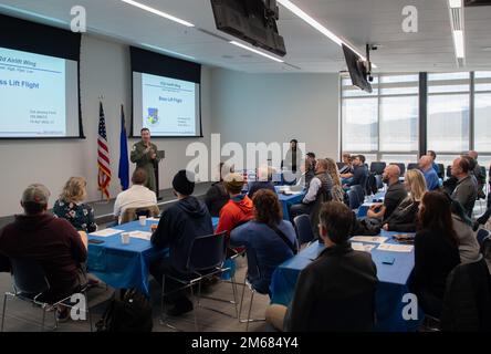 Jeremy Ford, 152nd Airlift Wing Commander, parla con i datori di lavoro della Grande Area Reno a seguito di un Employer Support della Guardia e Riserva (ESGR) Boss Lift, 15 aprile, 2022. Una delle priorità strategiche della Guardia Nazionale del Nevada è quella di essere impegnata e coinvolta con le comunità locali, e questi voli sono uno dei modi in cui gli “High Rollers” costruiscono il sostegno dei membri della Grande Area di Reno. Foto Stock