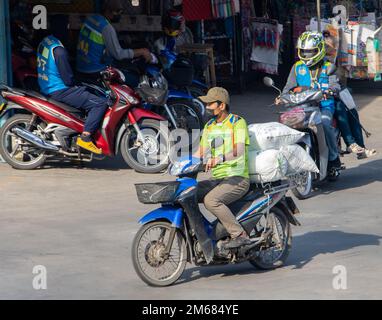 SAMUT PRAKAN, THAILANDIA, ottobre 19 2022, Un uomo guida sacchetti di ghiaccio su una moto Foto Stock