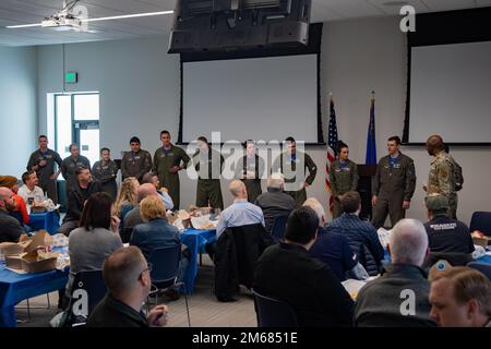 I membri dell'equipaggio dell'Airlift Squadron 192nd sono applauditi a seguito di un Employer Support of the Guard and Reserve (ESGR) Boss Lift, 15 aprile 2022. Una delle priorità strategiche della Guardia Nazionale del Nevada è quella di essere impegnata e coinvolta con le comunità locali, e questi voli sono uno dei modi in cui gli “High Rollers” costruiscono il sostegno dei membri della Grande Area di Reno. Foto Stock