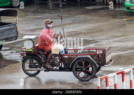 SAMUT PRAKAN, THAILANDIA, 29 2022 SETTEMBRE, Un uomo guida un carrello vuoto attaccato ad una moto Foto Stock