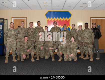 STATI UNITI I cadetti dell'Accademia dell'aeronautica pongono per la foto di gruppo con il colono Kristen Thompson, comandante di 55th Wing, alla sede centrale dell'ala 15 aprile 2022, durante una visita alla base dell'aeronautica militare di Offutt, Nebraska. I cadetti hanno visitato diverse unità alari e partner di missione e si sono impegnati in un'immersione in sei diversi codici speciali dell'aeronautica militare come parte del programma dell'aeronautica militare USAFA. Foto Stock