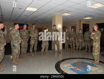 Cadetti dagli Stati Uniti Kristen Thompson, comandante della 55th Wing, accoglie l'Accademia dell'aeronautica militare presso la sede centrale dell'ala il 15 aprile 2022, durante una visita alla base dell'aeronautica militare di Offutt, Nebraska. Il programma di addestramento dell'Aeronautica militare dell'USAFA offre ai cadetti l'opportunità di sperimentare l'Aeronautica militare operativa. Foto Stock