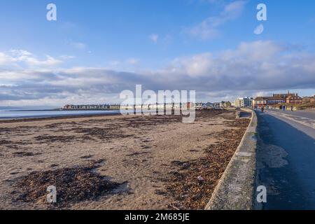 Troon dalla Bay Shore Line che si affaccia sulla sabbia verso il centro città con il paviliano in lontananza. Foto Stock