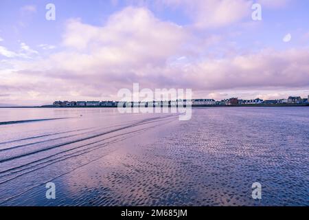 Troon dalla Bay Shore Line che guarda sulla sabbia verso il centro città con il Pavilian e Portland Cres in lontananza. Foto Stock