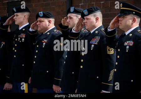 I soldati assegnati alla 3655th Classification and Inspection Company e alla 3654th Support Maintenance Company, Iowa Army National Guard, salutano come funerali e servizi di visita per Sgt. Koby Clary sono conclusi al di fuori della Southeast Warren High School a Liberty City, Iowa, il 15 aprile 2022. Clary si è schierato con l'SMC 3654th nel 2021 ed è stato rapidamente promosso a sergente per la sua dedizione e le sue capacità di leadership. È morto in un incidente stradale il 9 aprile 2022. (STATI UNITI Foto della Guardia Nazionale dell'esercito da parte del personale Sgt. Tawny Schmit) Foto Stock