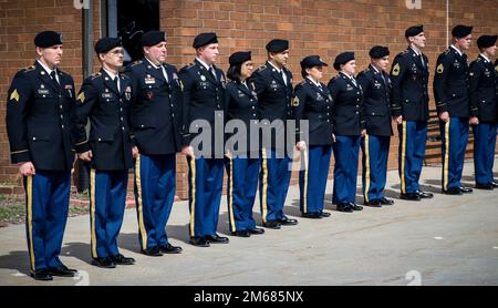 I soldati assegnati alla 3655th Classification and Inspection Company e alla 3654th Support Maintenance Company, Iowa Army National Guard, stanno all'attenzione come funerali e servizi di visita per Sgt. Koby Clary sono conclusi al di fuori della Southeast Warren High School a Liberty City, Iowa, il 15 aprile 2022. Clary si è schierato con l'SMC 3654th nel 2021 ed è stato rapidamente promosso a sergente per la sua dedizione e le sue capacità di leadership. È morto in un incidente stradale il 9 aprile 2022. (STATI UNITI Foto della Guardia Nazionale dell'esercito da parte del personale Sgt. Tawny Schmit) Foto Stock