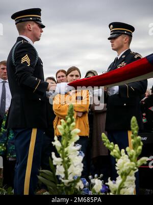 I membri della Guardia d'onore della Iowa National Guard piegano una bandiera americana durante i servizi commemorativi per lo Sgt. Koby Clary al Liberty Center Cemetery di Liberty City, Iowa, il 15 aprile 2022. Clary si unì alla Guardia Nazionale dell'Esercito Iowa nel 2020 e, dopo aver prestato servizio all'estero nel 2021, passò via in un incidente stradale il 9 aprile 2022. Era circondato da famiglia, amici e suoi compagni di soldati mentre era messo a riposo. (STATI UNITI Foto della Guardia Nazionale dell'esercito da parte del personale Sgt. Tawny Schmit) Foto Stock