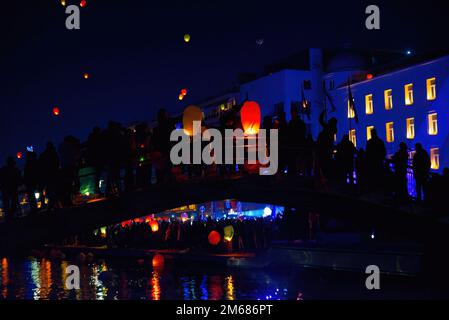 Lanterne volanti fortunate, lanterne volanti colorate, super spettacolo  nella bella città di Volos, Grecia Foto stock - Alamy