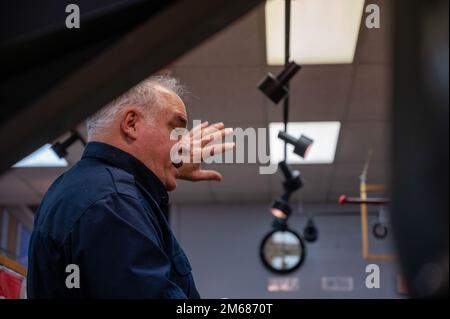 SHON Zawada, curatore del McChord Air Museum, offre un tour del museo ai membri del Red-Tailed Hawks Youth Program come parte dell'evento Aviation Inspiration and Mentorship (AIM) Wing presso la Joint base Lewis-McChord, Washington, 16 aprile 2022. AIM Wing è un programma di sensibilizzazione della comunità con la missione di informare, influenzare e ispirare la prossima generazione di aviatori dell'aeronautica militare. Foto Stock