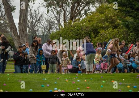 I bambini cacciano le uova durante la celebrazione di Primavera Fling al Marine Corps Recruit Depot di San Diego (MCRDSD), California, 16 aprile 2022. Il MCRDSD Spring Fling offre arte e artigianato, musica, intrattenimento e foto con il coniglietto di Pasqua. Foto Stock