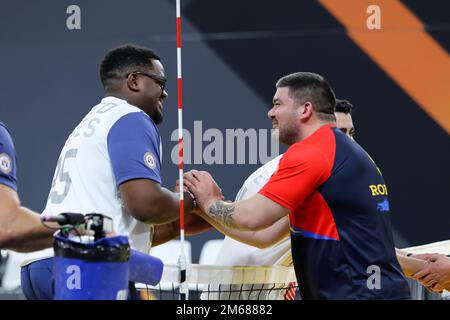 Stati Uniti ritirati Carlos Jimenez scrolla le mani dopo la partita di pallavolo seduta contro il Team Romania durante i Giochi Invictus l'Aia, Paesi Bassi, 17 aprile 2022. Foto Stock