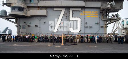 220417-N-JU123-2094 IONIAN SEA (17 aprile 2022) i marinai partecipano ad un servizio della domenica di Pasqua sul ponte di volo della portaerei di classe Nimitz USS Harry S. Truman (CVN 75), 17 aprile 2022. Il gruppo Harry S. Truman Carrier Strike Group è in fase di implementazione pianificata negli Stati Uniti Sesta area di attività Fleet a sostegno degli interessi degli Stati Uniti, alleati e partner in Europa e Africa. Foto Stock