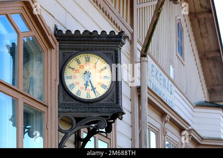 Vecchio, nostalgico orologio da parete all'aperto a Tammisaari - stazione ferroviaria di Ekenäs nel sud della Finlandia. Foto Stock