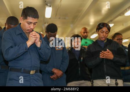 Aviazione meccanica strutturale Airman Apprentice Juan Villarreal, di Laredo, Texas, assegnato al dipartimento aereo della USS Gerald R. Ford (CVN 78), partecipa a un servizio gospel nel fo’c’sle, 17 aprile 2022. Ford è in corso nell’Oceano Atlantico per la certificazione del ponte di volo e la qualifica del vettore aereo come parte della fase di base su misura della nave prima dello spiegamento operativo. Foto Stock