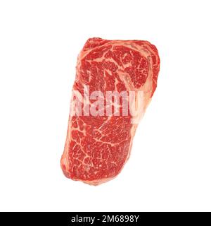 Bistecca di manzo cruda con lama superiore isolata su fondo bianco, pezzo intero di carne cruda marmorizzato, striploin bianco Foto Stock
