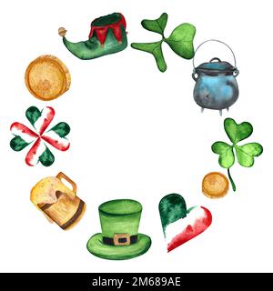 giorno di san patrizio corona verde leprechaun cappello e scarpa, bandiera irlandese cuore tricolore, moneta, trifoglio verde shamrock, pentola d'oro, tazza di legno di birra schiumosa. Foto Stock