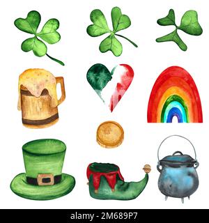 giorno di san patrizio set leprechaun verde cappello e scarpa, bandiera irlandese cuore tricolore, moneta, trifoglio verde shamrock, pentola d'oro, tazza di legno di birra schiumosa. wat Foto Stock