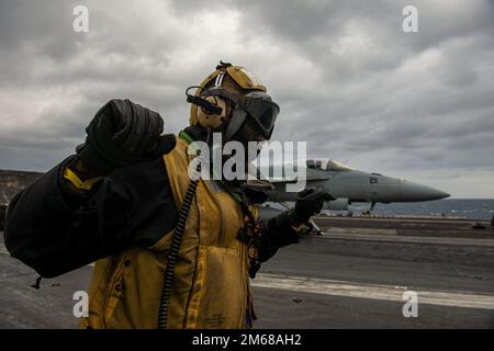 220418-N-PG226-1033 IONIAN SEA (14 aprile 2022) Aviation Boatswain's Mate (Handling) 2nd Classe Dagnan Vissoh, di Abidjan, Costa d'Avorio, dirige il pilota di un F/A-18E Super Hornet, attaccato ai "Commercii combattenti" di Strike Fighter Squadron (VFA) 211, sul ponte di volo della compagnia aerea Nimitz S-USS Harry Truman (CVN 75), 14 aprile 2022. Il gruppo Harry S. Truman Carrier Strike Group è in fase di implementazione pianificata negli Stati Uniti Sesta area di attività Fleet a sostegno degli interessi degli Stati Uniti, alleati e partner in Europa e Africa. Foto Stock