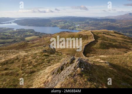 Windermere dalla cima di Wansfell Pike, nel Lake District Foto Stock