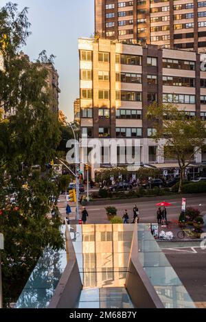 Broadway dal Lincoln Center for the Performing Arts, complesso di edifici nel quartiere di Lincoln Square, nell'Upper West Side di Manhattan, New Foto Stock