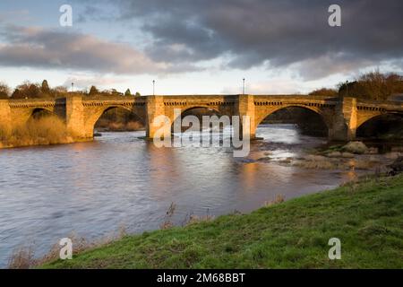 Il ponte sul fiume Tyne a Corbridge, in Northumberland, Inghilterra Foto Stock