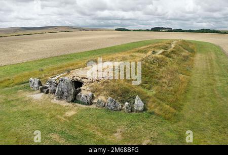 West Kennet Long Barrow, Avebury, Inghilterra. Luogo di sepoltura preistorica neolitico a chambered. Cumulo di Barrow 104m lungo 25m largo. Guardando la S.W. aka West Kennett Foto Stock