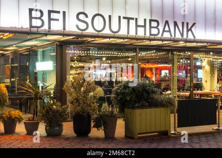 La BFI Southbank sotto il Waterloo Bridge a Londra. Foto Stock