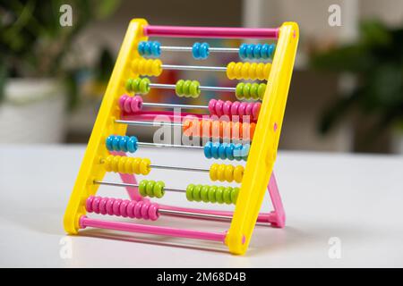 Colorato abaco per bambini sul tavolo. Matematica, aritmetica per bambini in età prescolare e scolastica, imparando a contare Foto Stock