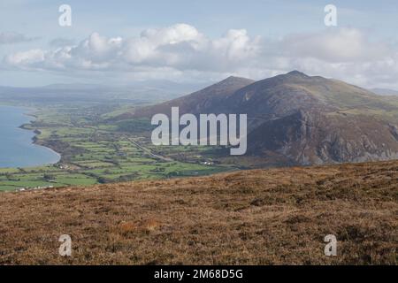 Vedute della costa del Galles del Nord e di Snowdonia dalla cima di Yr Eifl che domina la costa Nord della Penisola di Llyn Foto Stock