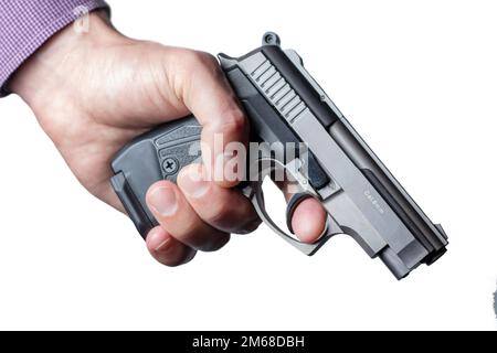 Mani che tengono la pistola isolata su sfondo bianco. Foto Stock