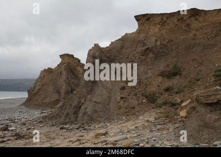 Erosione delle scogliere sopra la spiaggia di Porth Neigwl (Hells Mouth) sulla penisola di Llyn Foto Stock