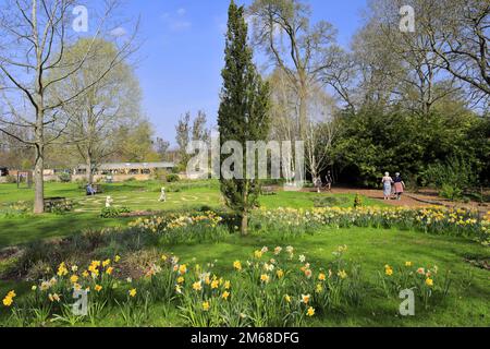 Vista sui giardini delle sculture di Burghley House, residenza signorile di Elizabethan, al confine tra Cambridgeshire e Lincolnshire, Inghilterra. Foto Stock