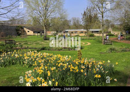 Vista sui giardini delle sculture di Burghley House, residenza signorile di Elizabethan, al confine tra Cambridgeshire e Lincolnshire, Inghilterra. Foto Stock