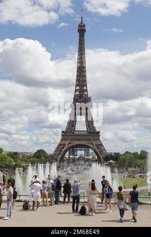 Turisti alle fontane di Varsavia nei Jardins du Trocadero, che si affacciano sulla Torre Eiffel. Parigi Foto Stock