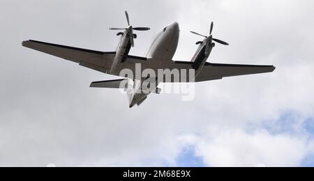 Un Beechcraft Super King Air 300 conduce un volo di taratura per il Joint Airborne Lidar Bathymethy Technical Center of Expertise (JALBTCX) presso l'aeroporto internazionale di Stennis, Mississippi, il 18 aprile 2022. JALBTCX effettua indagini sulla costa sabbiosa degli Stati Uniti su base ricorrente. Foto Stock