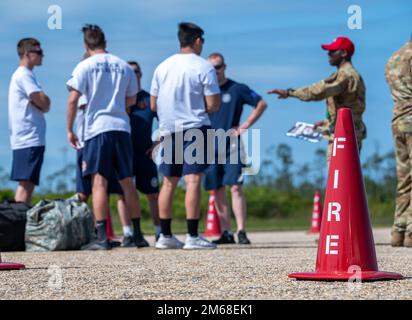 STATI UNITI Dennis Scott, 823d Rapid Engineer Deployable Heavy Operational Repair Squadron Engineers, istruttore di emergenza antincendio distaccato 1, fornisce una breve esercitazione alla base dell'aeronautica militare di Tyndall, Florida, 18 aprile 2022. Il distacco è previsto per disattivare questo mese con il 801st CAVALLO ROSSO allenamento Squadron attivarsi al suo posto per meglio allinearsi con la missione di addestramento contro la missione di combattimento. Foto Stock