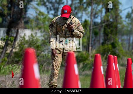 STATI UNITI Dennis Scott, 823d Rapid Engineer Deployable Heavy Operational Repair Squadron Engineers, istruttore di emergenza antincendio distaccato 1, risponde a una chiamata radiofonica alla base dell'aeronautica militare di Tyndall, Florida, 18 aprile 2022. Il distaccamento ospita una serie di corsi di formazione per il supporto al combattimento contro le emergenze incentrati sulle operazioni integrate di risposta di base e ripristino. Foto Stock