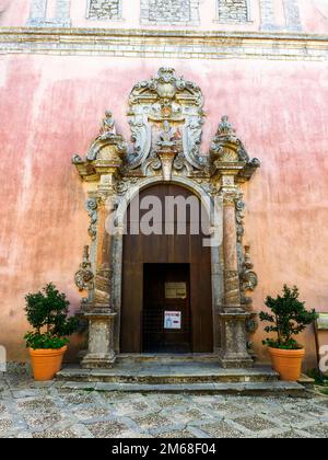 Porta principale della Chiesa di San Martino (sec. XIV-XIX) nella città medievale di Erice - Sicilia Foto Stock