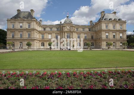 Il Luxembourg Palace nel Jardin du Luxembourg nel 6th arrondissement di Parigi è una destinazione turistica popolare Foto Stock