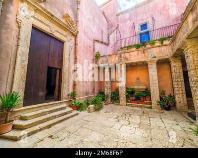 Ingresso della Chiesa di San Martino (sec. XIV-XIX) nel borgo medievale di Erice - Sicilia Foto Stock