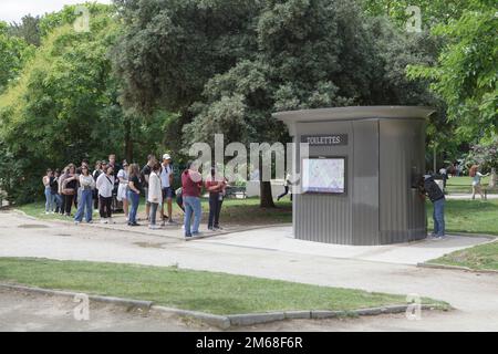 Una coda per una toilette pubblica o sanisette, progettata da Patrick Jouin, vicino alla Torre Eiffel a Parigi Foto Stock