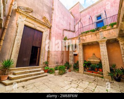 Ingresso della Chiesa di San Martino (sec. XIV-XIX) nel borgo medievale di Erice - Sicilia Foto Stock