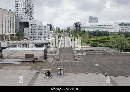 Un passaggio pedonale verso l'Arena París la Défense, sede del Racing 92, a la Defense a Parigi Foto Stock