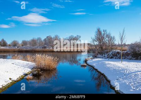 Paesaggio sul fiume Warnow nella città anseatica di Rostock in inverno. Foto Stock