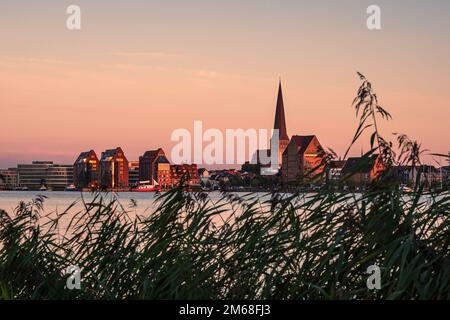 Vista sul fiume Warnow fino alla città anseatica di Rostock in serata. Foto Stock