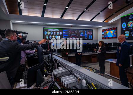 STATI UNITI Il vice presidente Kamala Harris, secondo di destra, parla con i rappresentanti dei media insieme alla leadership degli Stati Uniti Space Force e U.S. Comando spaziale durante la sua visita al Combined Space Operations Center (CSpOC) presso la Vandenberg Space Force base, California, 18 aprile 2022. Il CSpOC, composto sia dagli Stati Uniti che dai partner alleati, opera 24 ore al giorno, sette giorni alla settimana, eseguendo il comando operativo e il controllo delle forze spaziali per raggiungere obiettivi teatrali e globali. Foto Stock