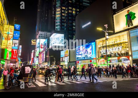 Broadway e 7th Avenue vicino a Times Square di notte, New York City, USA Foto Stock